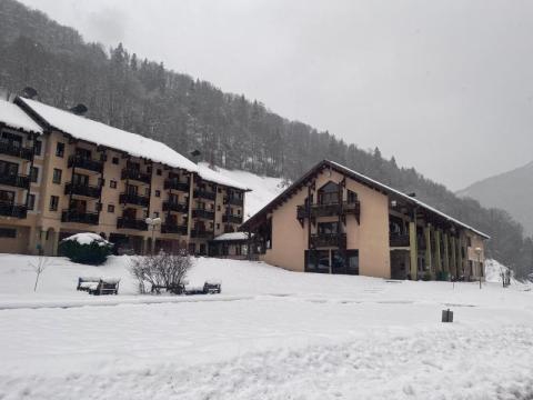 Centre d'hébergement dans les Alpes sous la neige