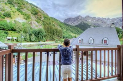 Vue d'un enfant depuis un balcon