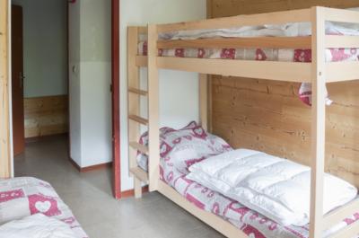 Chambre dans le centre d'hébergement avec lits superposés